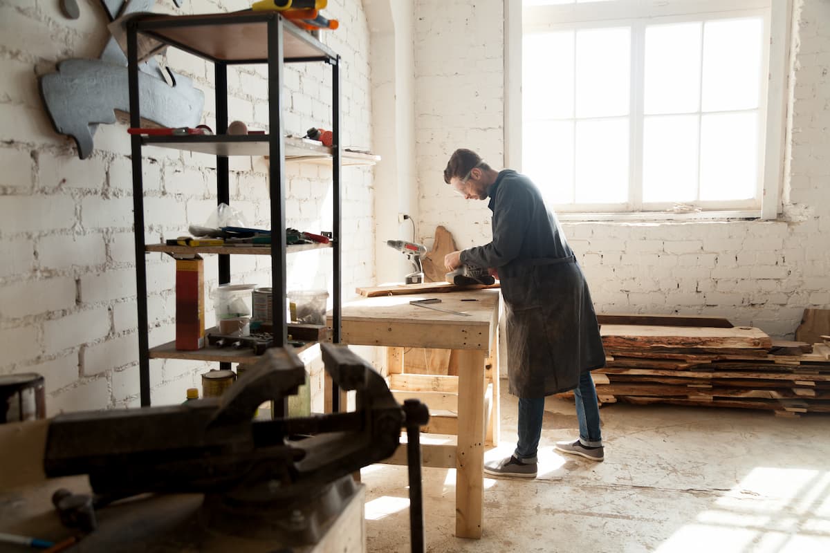 Hombre/Mujer realizando tareas de trabajo de madera en un taller.